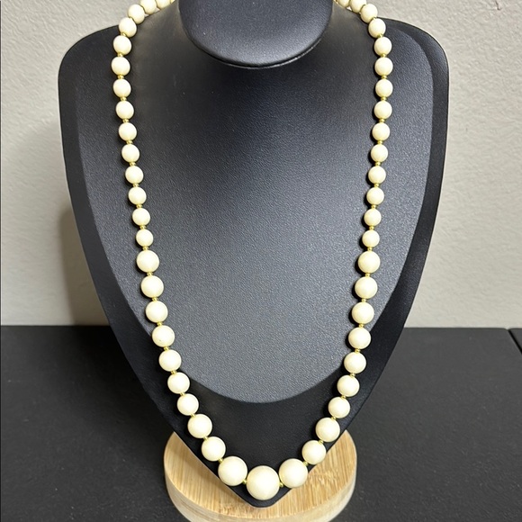 Jewelry - Vintage Patent Ivory Colored Beaded Gold Tone Acrylic Marilyn Necklace
